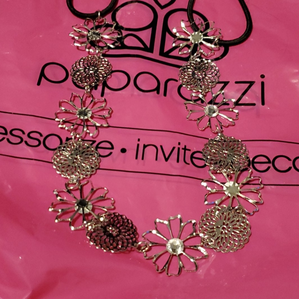N E W  Flower necklace